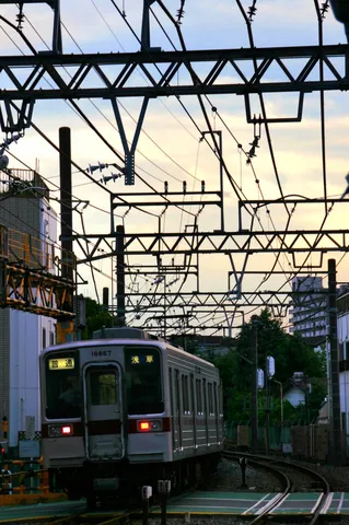 夕暮れの鉄路と列車