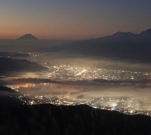 夜景と月夜の富士山、神秘的な光景