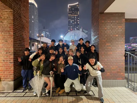 夜景と若者たちの束の間の休息