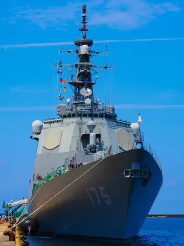 威風堂々、175号艦の雄姿