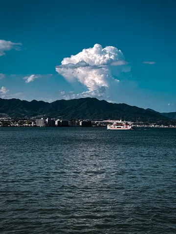 水面に映る光と雲のコントラスト