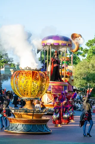 煙をまとった祝祭の行進