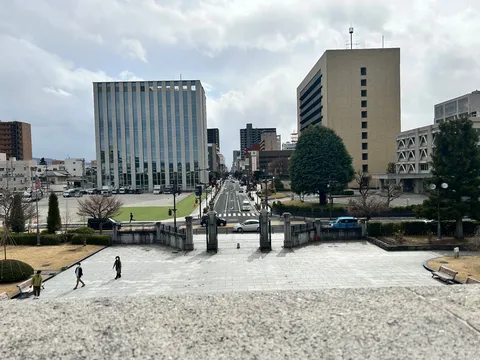 都会の交差点、静かなる一瞥