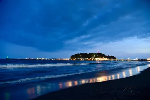 蒼き夜の海岸線、灯りの残像