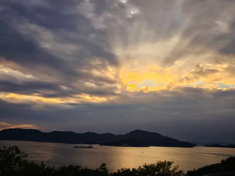 夕暮れの海に描く金色の縁