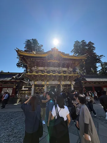 陽光が舞う金彩の楼門