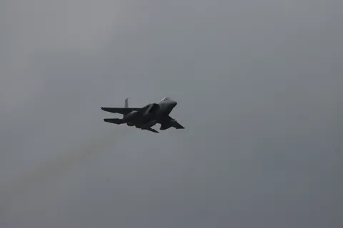雲間を翔ける戦闘機