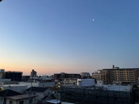 宵の空、静かな三日月