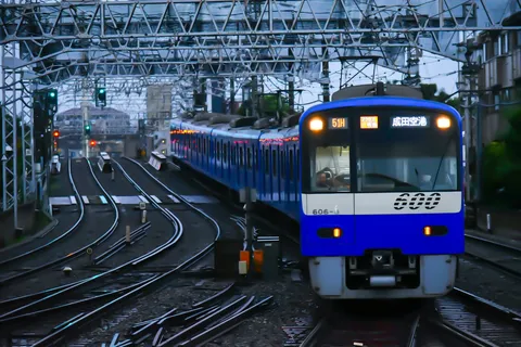 青い列車の夜の走行