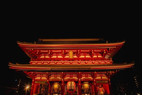 夜に映える、赤き寺院の威厳