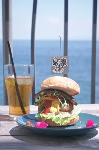 海辺のボリュームバーガー