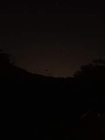 星降る夜、静寂の山。