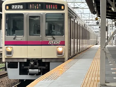 黄昏のホームと列車の影
