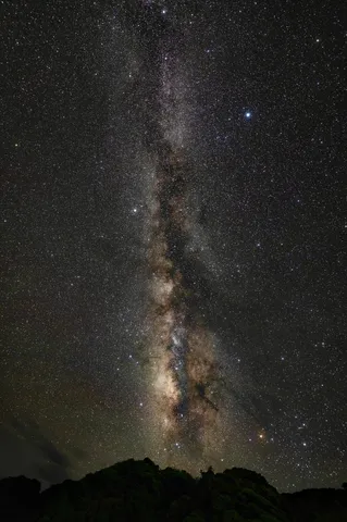 天の川を貫く夜の峰影