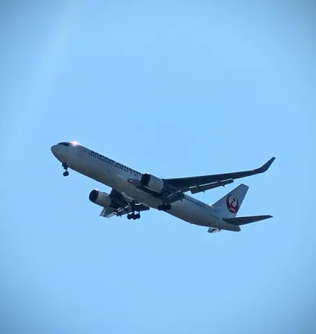 青空に映えるJAL機