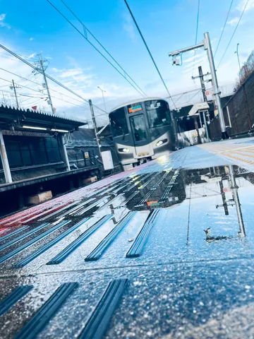 雨上がりの線路、映る空
