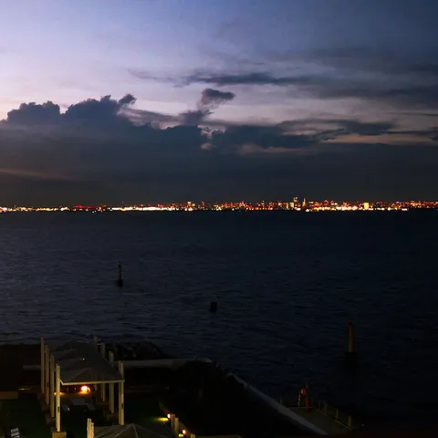都会の夜景と静かな水面