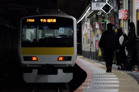 終電間際？都会の夜を駆ける黄色いライン