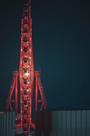 夜空に伸びる真紅の塔