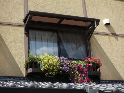 花と窓の午後風景