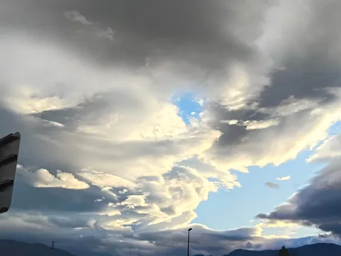 激動の空、光の隙間