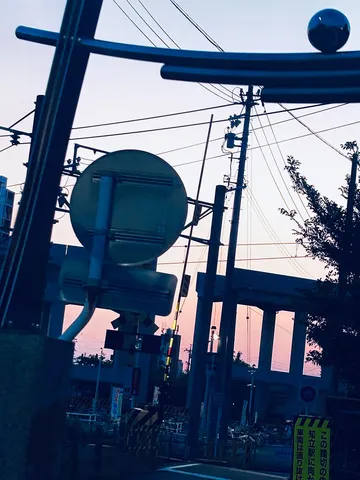 夕暮れの鉄路、見えない世界