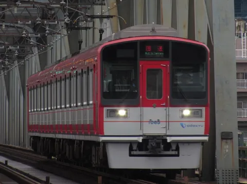都会を疾走する真っ赤な電車