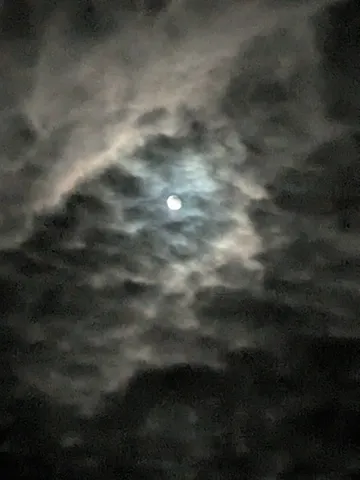 雲間に光る夜の月