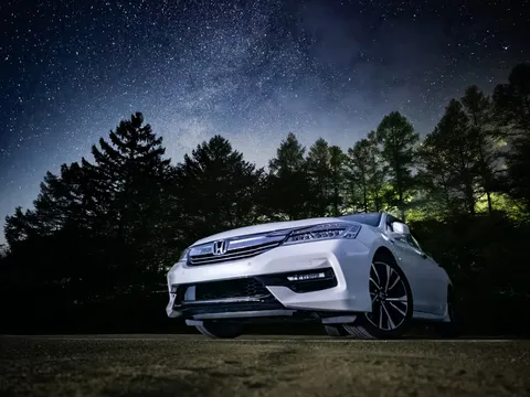 星空と白い車の静寂