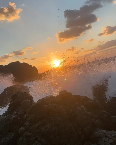 夕陽に splash！荒々しい波と自然の芸術