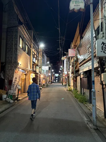 夜の路地裏、一人歩く。
