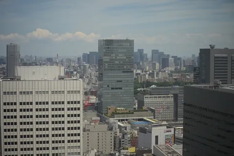 都会の空、雲とビル群の静寂