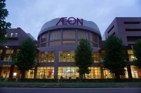 夕暮れに映えるAEONの曲線