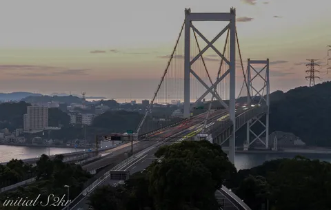 夕景の大橋に光の道