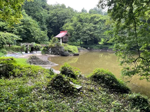 静寂の森と湖に佇む小さな祠