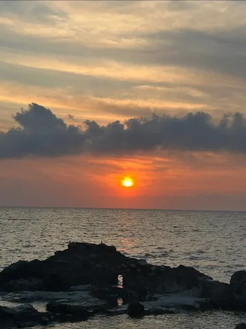 夕暮れの海と岩場の静寂