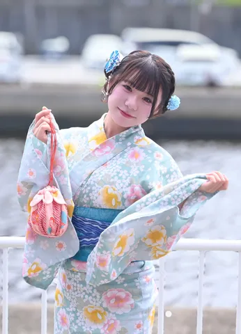 水辺に咲く淡色のひととき