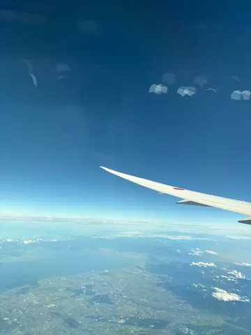 翼と青い世界の境界