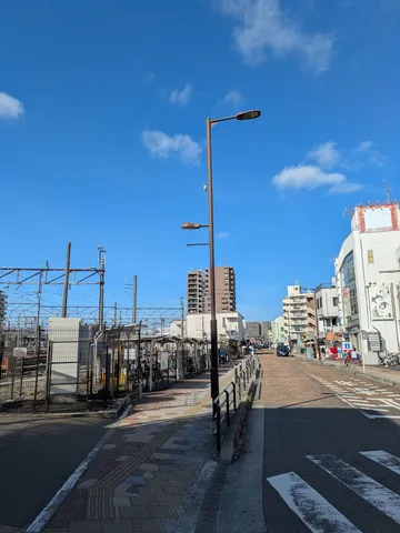青空と街並み、日常の一コマ