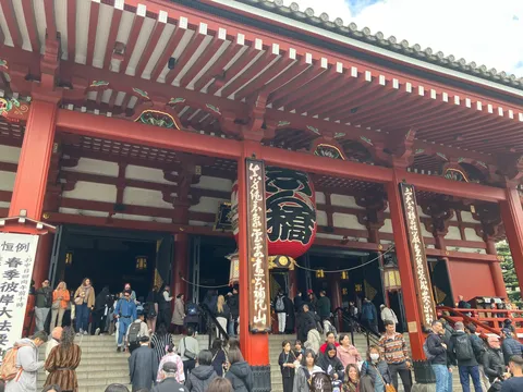 赤と人の賑わいが彩る参拝