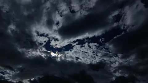 月と雲が描く夜の気配