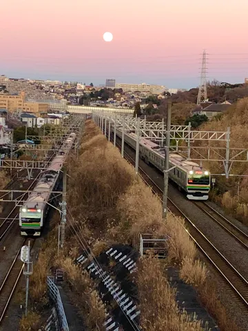 夕暮れの空と二つの列車