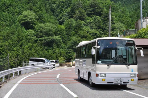 緑深き山道、バスは進む