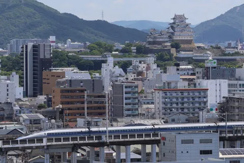 古城と新幹線、都市の交差