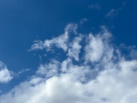 青空と白い雲のコントラスト