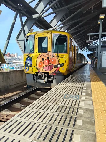 黄色い車両のアンパンマン劇場