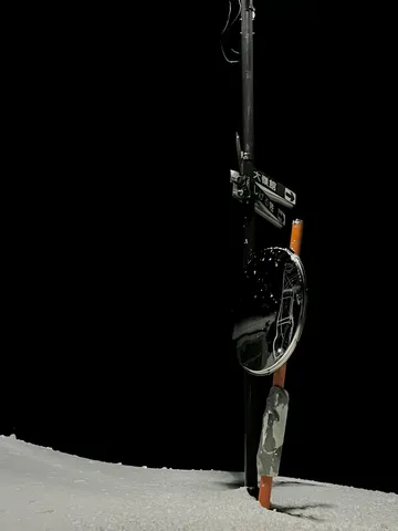 雪夜の鏡と標識