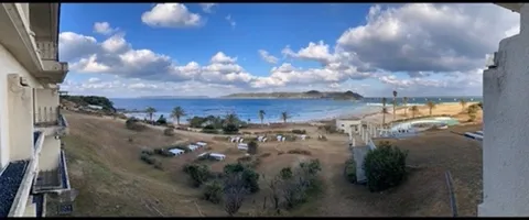 潮風と褪せたリゾートの風景