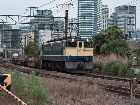 都会の貨物列車の静かなる旅路