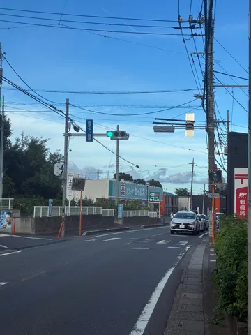 青空と電線の街角